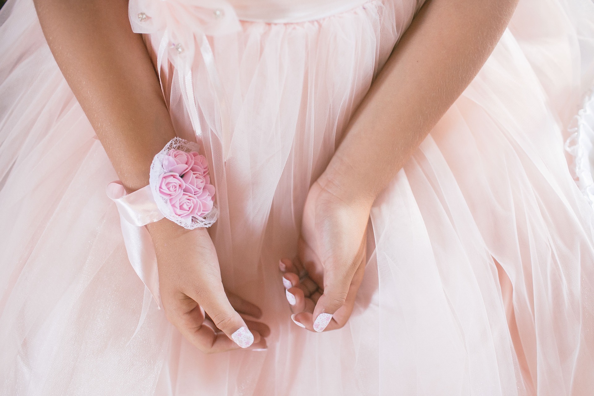 Manicure, per mani in primo piano e bellissime
